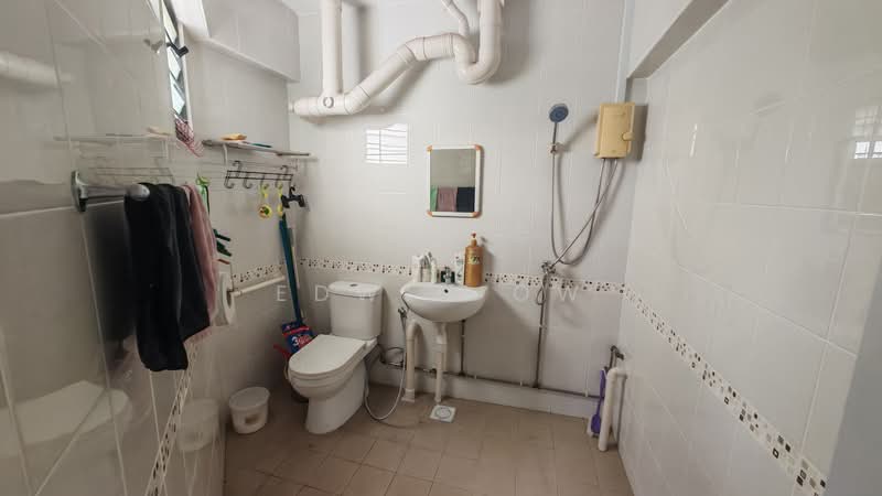 135 Potong Pasir Avenue 3 HDB Flat For Sale at S$ 700,000 | PropertyGuru Singapore - Bathroom