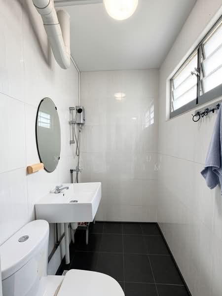 605 Hougang Avenue 4, 605 Hougang Avenue 4, 3 Bedrooms, 904 sqft, HDB Flat For Sale, by Xiang Rui Issey Lim, 500095187 - Bathroom - PropertyGuru.com.sg