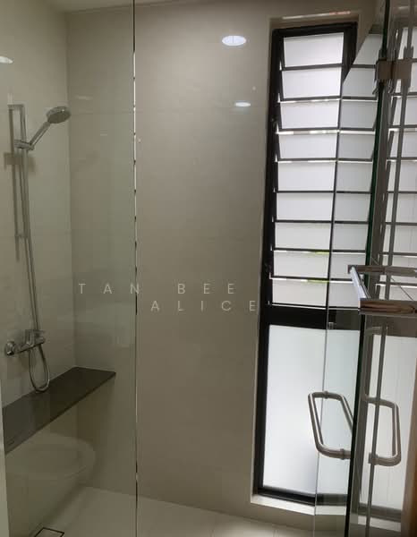 Sunstone Hill, 250N Pasir Panjang Road, 2 Bedrooms, 893 sqft, Apartment For Rent, by Tan Bee Tin Alice, 500095199 - Bathroom - PropertyGuru.com.sg