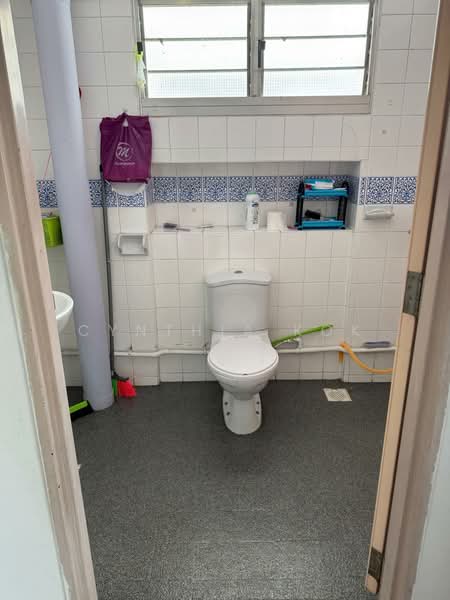 743 Woodlands Circle HDB Flat For Sale at S$ 538,000 | PropertyGuru Singapore - Bathroom