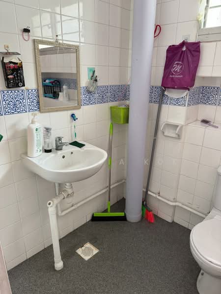 743 Woodlands Circle HDB Flat For Sale at S$ 538,000 | PropertyGuru Singapore - Bathroom