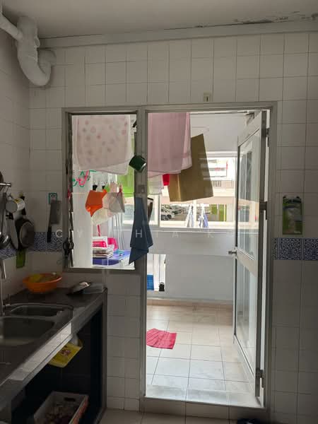 743 Woodlands Circle HDB Flat For Sale at S$ 538,000 | PropertyGuru Singapore - Kitchen