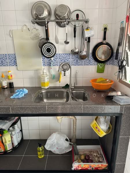 743 Woodlands Circle HDB Flat For Sale at S$ 538,000 | PropertyGuru Singapore - Kitchen