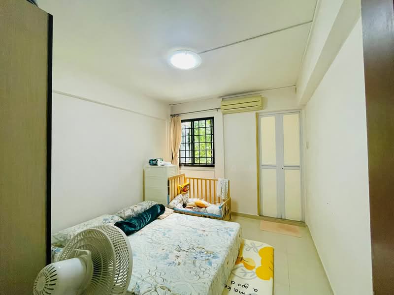 152 Ang Mo Kio Avenue 5 HDB Flat For Sale at S$ 455,000 | PropertyGuru Singapore - Master Bedroom