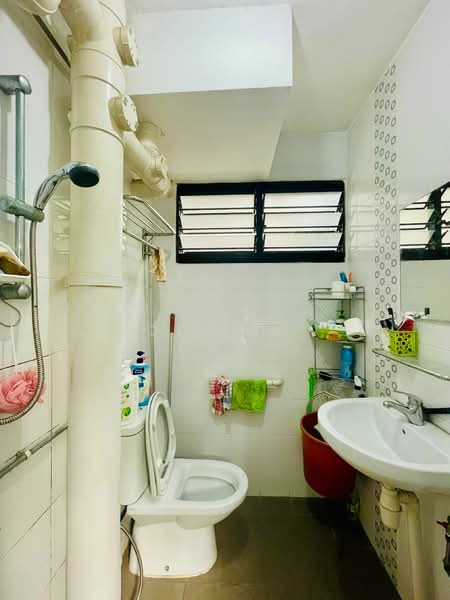 152 Ang Mo Kio Avenue 5 HDB Flat For Sale at S$ 455,000 | PropertyGuru Singapore - Bathroom
