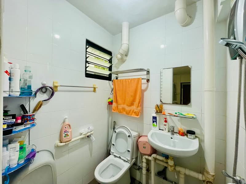 152 Ang Mo Kio Avenue 5, 152 Ang Mo Kio Avenue 5, 2 Bedrooms, 731 sqft, HDB Flat For Sale, by Zola Tan, 500095268 - Master Bedroom Toilet - PropertyGuru.com.sg