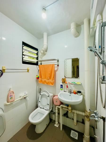 152 Ang Mo Kio Avenue 5, 152 Ang Mo Kio Avenue 5, 2 Bedrooms, 731 sqft, HDB Flat For Sale, by Zola Tan, 500095268 - Master Bedroom Toilet - PropertyGuru.com.sg