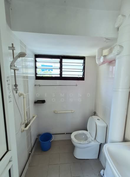 401 Bedok North Avenue 3, 401 Bedok North Avenue 3, 2 Bedrooms, 721 sqft, HDB Flat For Sale, by Desmond Loong, 500095270 - Bathroom (Kitchen) - PropertyGuru.com.sg