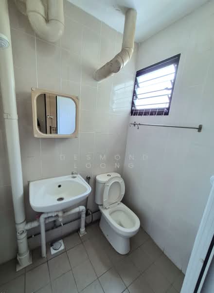 401 Bedok North Avenue 3, 401 Bedok North Avenue 3, 2 Bedrooms, 721 sqft, HDB Flat For Sale, by Desmond Loong, 500095270 - Bathroom (Master Bedroom) - PropertyGuru.com.sg