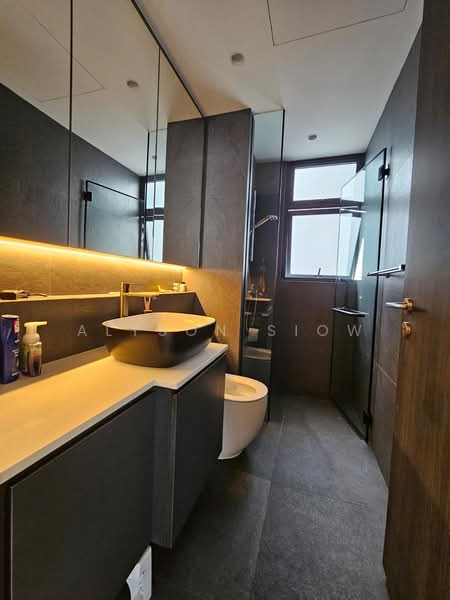 Gem Residences Condominium For Sale at S$ 2,500,000 | PropertyGuru Singapore - Bathroom
