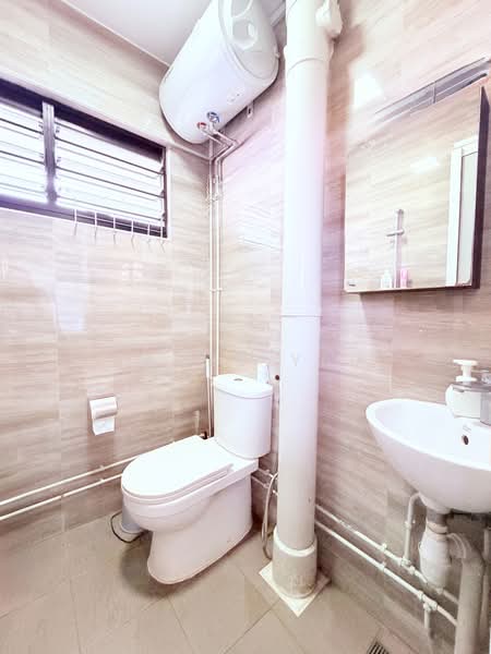 359 Clementi Avenue 2 HDB Flat For Sale at S$ 599,000 | PropertyGuru Singapore - Bathroom