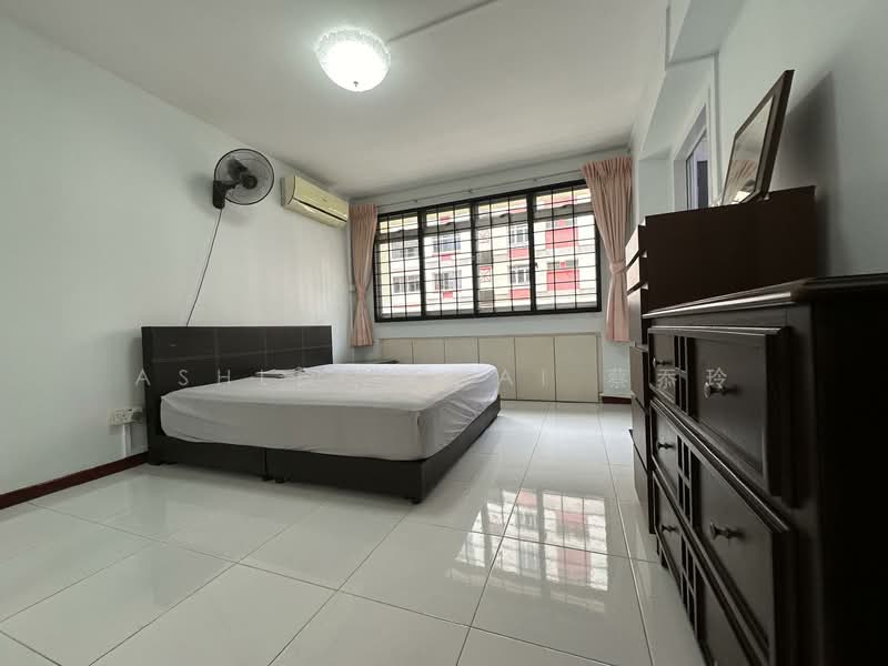 304 Tampines Street 32 HDB Flat For Sale at S$ 788,000 | PropertyGuru Singapore - Bedroom