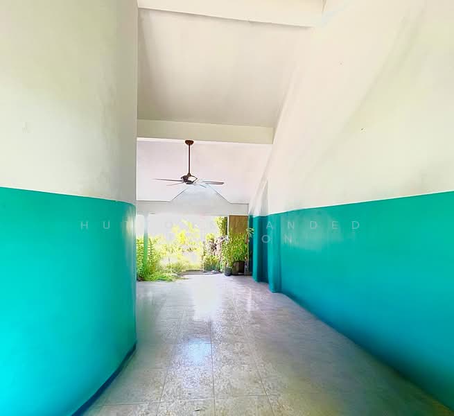 Spacious 3.5 Sty Terrace with Charming Skylight and Dual Balconies Attic Terraced House For Sale at S$ 4,300,000 | PropertyGuru Singapore - Corridor