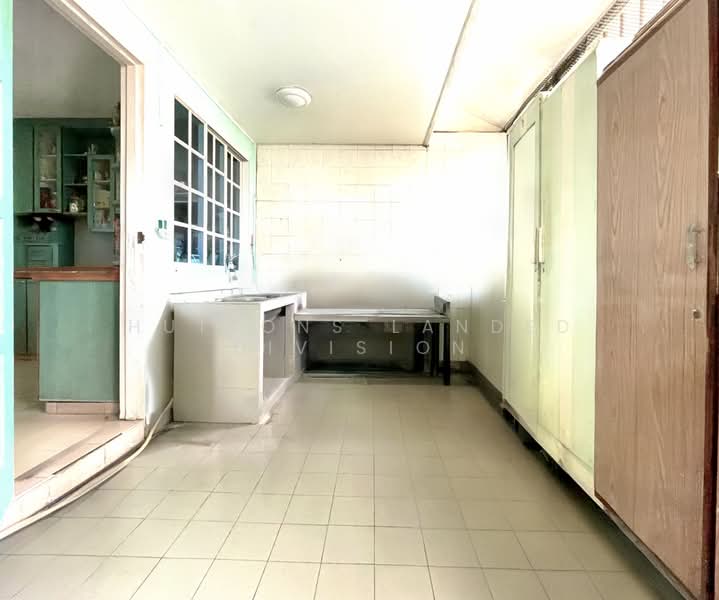 Spacious 3.5 Sty Terrace with Charming Skylight and Dual Balconies Attic Terraced House For Sale at S$ 4,300,000 | PropertyGuru Singapore - Kitchen