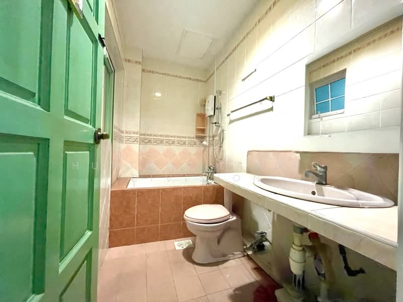 Spacious 3 Sty Terrace with Charming Skylight and Dual Balconies Attic Terraced House For Sale at S$ 4,500,000 | PropertyGuru Singapore - Bathroom