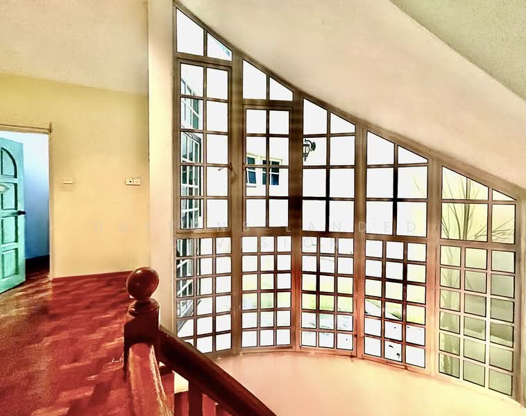 Spacious 3.5 Sty Terrace with Charming Skylight and Dual Balconies Attic Terraced House For Sale at S$ 4,300,000 | PropertyGuru Singapore - Interior