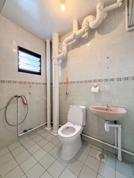661C Jurong West Street 64 HDB Flat For Sale at S$ 600,000 | PropertyGuru Singapore - Bathroom