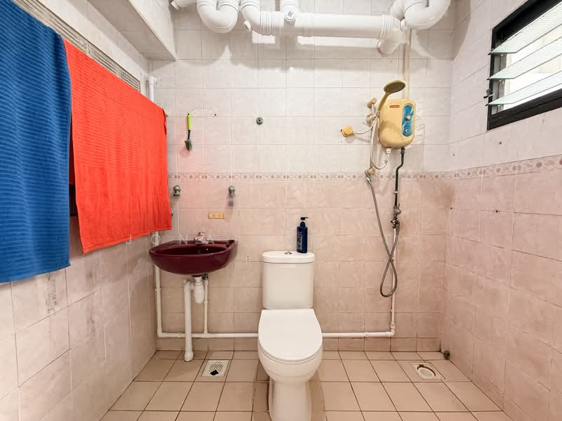 661C Jurong West Street 64 HDB Flat For Sale at S$ 600,000 | PropertyGuru Singapore - Bathroom