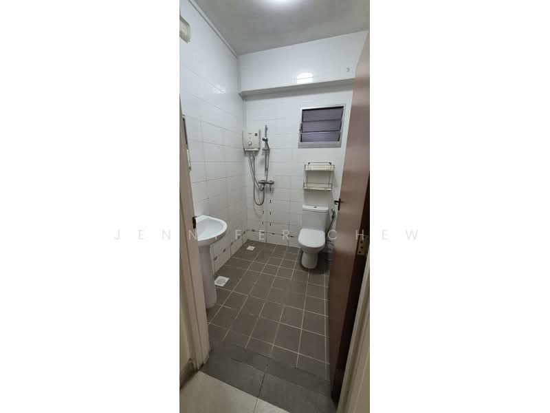 443D Bukit Batok West Ave 8 #14-779 HDB Flat For Sale at S$ 550,000 | PropertyGuru Singapore - Bathroom