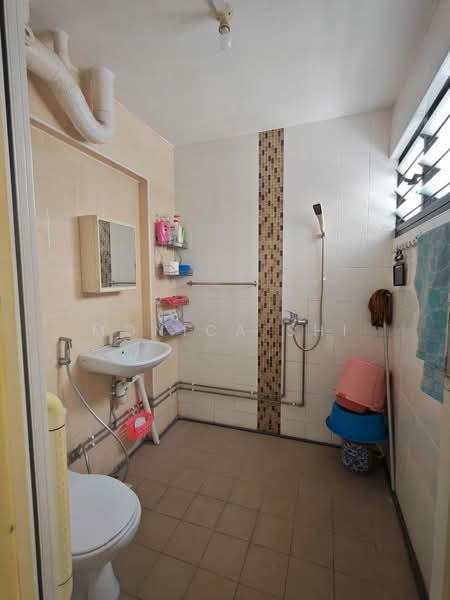 461 Jurong West Street 41, 461 Jurong West Street 41, 3 Bedrooms, 1,055 sqft, HDB Flat For Sale, by Monica Shi, 500095361 - Bathroom - PropertyGuru.com.sg