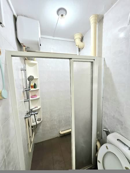 412 Commonwealth Avenue West, 412 Commonwealth Avenue West, 3 Bedrooms, 1,044 sqft, HDB Flat For Rent, by Janilyn K, 500095367 - Bathroom - PropertyGuru.com.sg