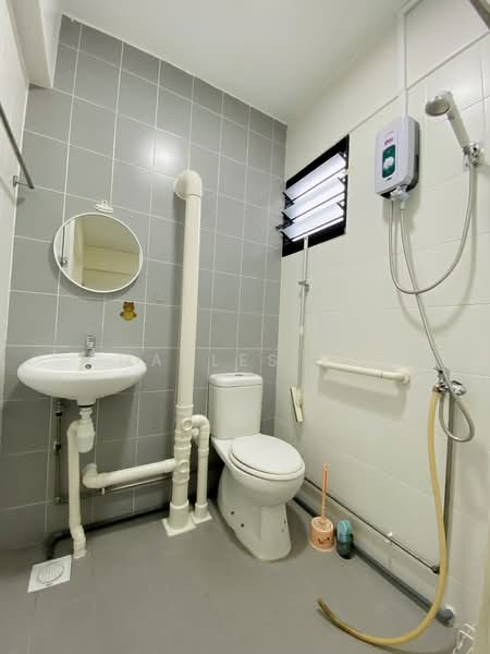 227 Bukit Batok Central, 227 Bukit Batok Central, 3 Bedrooms, 1,001 sqft, HDB Flat For Rent, by Charles Teo, 500095382 - Bathroom - PropertyGuru.com.sg