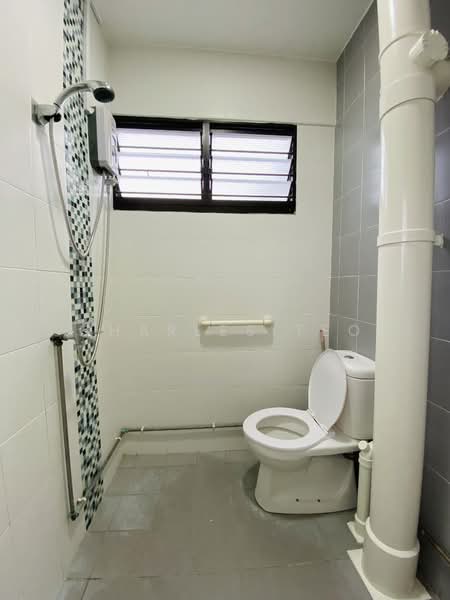 227 Bukit Batok Central, 227 Bukit Batok Central, 3 Bedrooms, 1,001 sqft, HDB Flat For Rent, by Charles Teo, 500095382 - Bathroom - PropertyGuru.com.sg