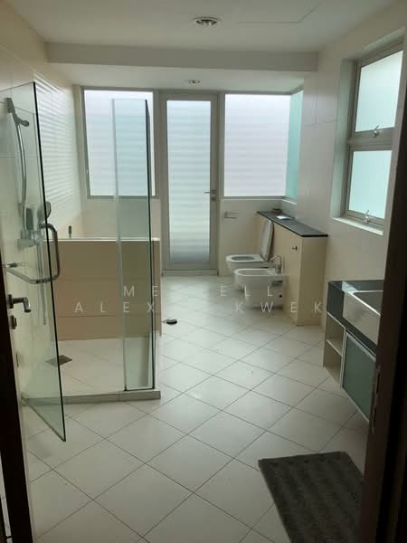 37 Cotswold Close - Multi-generation home near International School, , 7 Bedrooms, 5,700 sqft, Detached House For Rent, by Meriell Alexiz Kwek, 500095387 - Bathroom - PropertyGuru.com.sg