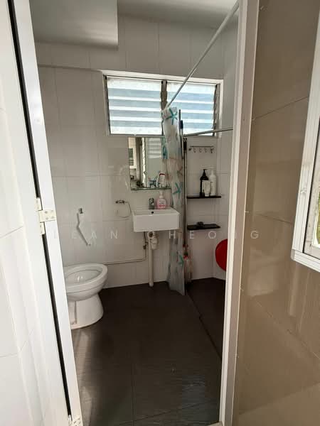 330 Jurong East Avenue 1 HDB Flat For Sale at S$ 580,000 | PropertyGuru Singapore - Bathroom
