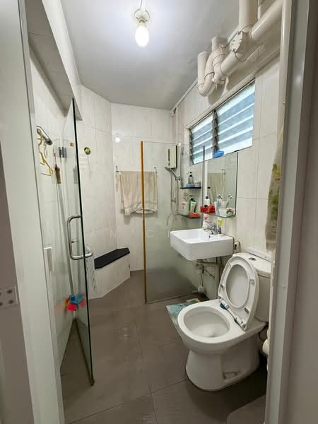 330 Jurong East Avenue 1 HDB Flat For Sale at S$ 580,000 | PropertyGuru Singapore - Bathroom