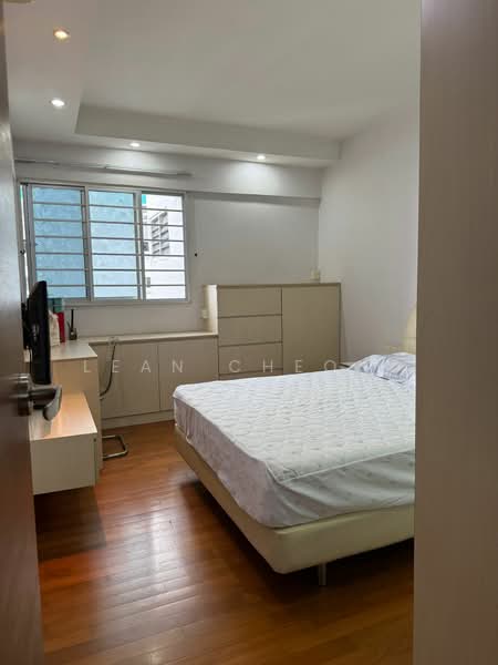 330 Jurong East Avenue 1 HDB Flat For Sale at S$ 580,000 | PropertyGuru Singapore - Bedroom