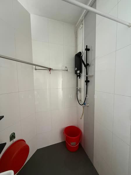 330 Jurong East Avenue 1 HDB Flat For Sale at S$ 580,000 | PropertyGuru Singapore - Bathroom