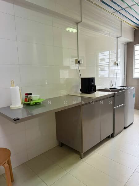 330 Jurong East Avenue 1 HDB Flat For Sale at S$ 580,000 | PropertyGuru Singapore - Kitchen
