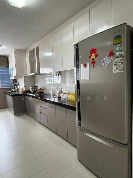 330 Jurong East Avenue 1 HDB Flat For Sale at S$ 580,000 | PropertyGuru Singapore - Kitchen