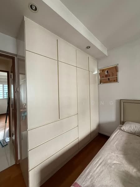 330 Jurong East Avenue 1 HDB Flat For Sale at S$ 580,000 | PropertyGuru Singapore - Bedroom