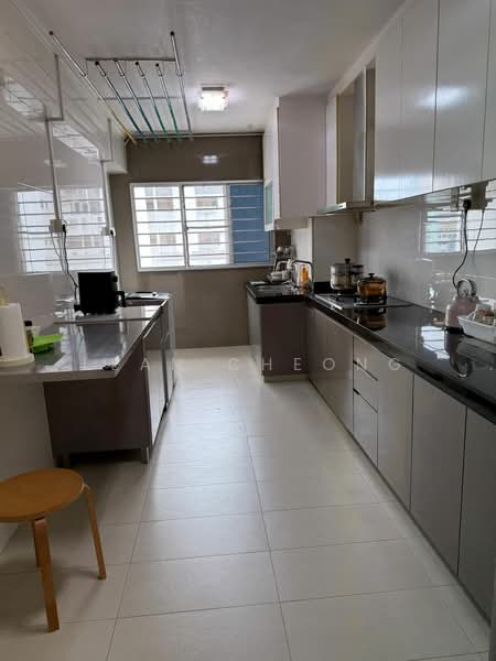 330 Jurong East Avenue 1 HDB Flat For Sale at S$ 580,000 | PropertyGuru Singapore - Kitchen