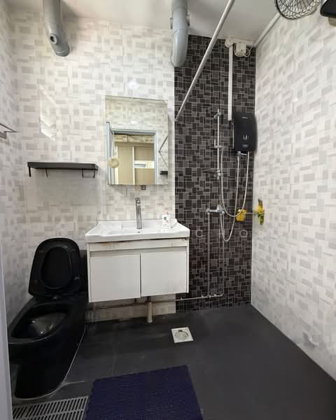 824 Jurong West Street 81 HDB Flat For Sale at S$ 638,000 | PropertyGuru Singapore - Bathroom