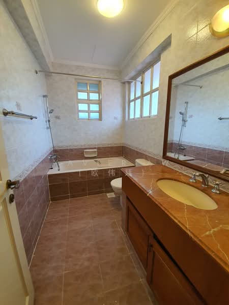 Woodgrove Estate, 20 Woodgrove Avenue, 6 Bedrooms, 6,674 sqft, Detached House For Rent, by Xavier Aw (欧伟廷), 500095460 - Bathroom - PropertyGuru.com.sg
