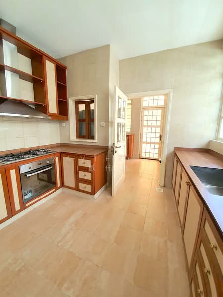 Woodgrove Estate, 20 Woodgrove Avenue, 6 Bedrooms, 6,674 sqft, Detached House For Rent, by Xavier Aw (欧伟廷), 500095460 - Kitchen - PropertyGuru.com.sg