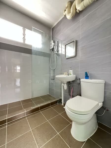 408 Choa Chu Kang Avenue 3 HDB Flat For Sale at S$ 650,000 | PropertyGuru Singapore - Bathroom