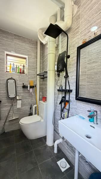 825 Yishun Street 81 HDB Flat For Sale at S$ 530,000 | PropertyGuru Singapore - Bathroom