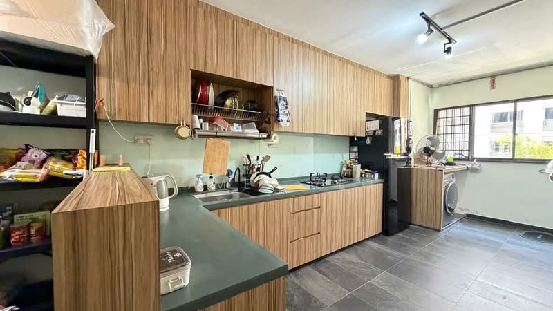 825 Yishun Street 81 HDB Flat For Sale at S$ 530,000 | PropertyGuru Singapore - Kitchen