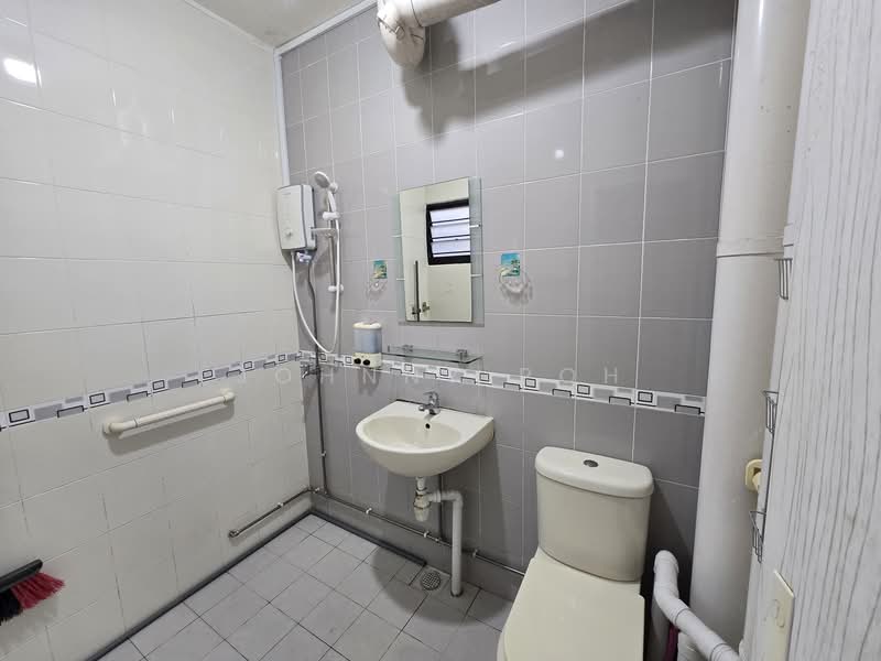 696 Hougang Street 61 HDB Flat For Sale at S$ 475,000 | PropertyGuru Singapore - Bathroom