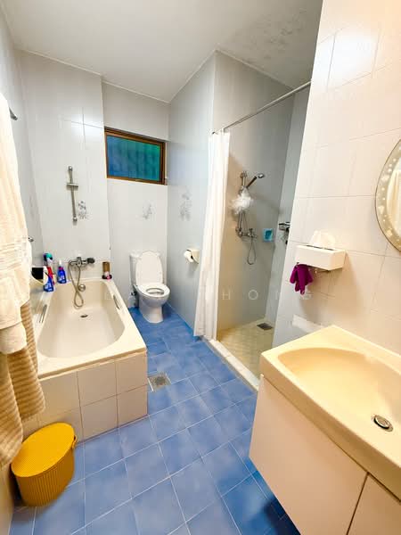 Crowhurst Drive - Huge Land w Garden, Crowhurst Drive, 3 Bedrooms, 2,800 sqft, Semi-Detached House For Rent, by Sean Zhong, 500095581 - Bathroom - PropertyGuru.com.sg