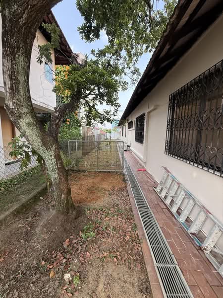 Crowhurst Drive - Huge Land w Garden, Crowhurst Drive, 3 Bedrooms, 2,800 sqft, Semi-Detached House For Rent, by Sean Zhong, 500095581 - Exterior - PropertyGuru.com.sg