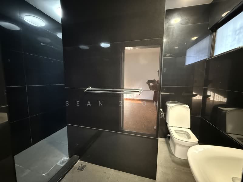 Crowhurst Drive - Huge Land w Garden, Crowhurst Drive, 3 Bedrooms, 2,800 sqft, Semi-Detached House For Rent, by Sean Zhong, 500095581 - Bathroom - PropertyGuru.com.sg