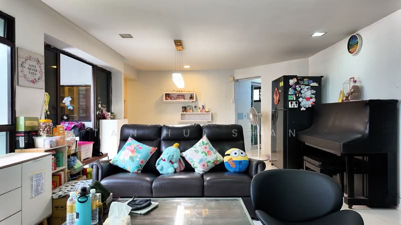 656B Jurong West Street 61 HDB Flat For Sale at S$ 850,000 | PropertyGuru Singapore - Living Room