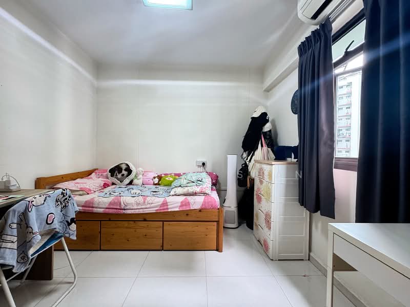 656B Jurong West Street 61 HDB Flat For Sale at S$ 850,000 | PropertyGuru Singapore - Bedroom