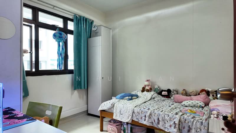 656B Jurong West Street 61 HDB Flat For Sale at S$ 850,000 | PropertyGuru Singapore - Bedroom