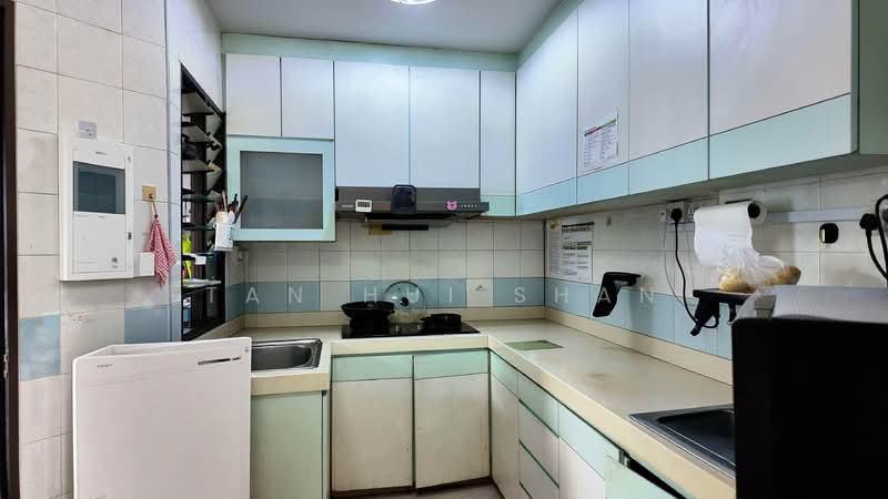 656B Jurong West Street 61 HDB Flat For Sale at S$ 850,000 | PropertyGuru Singapore - Kitchen